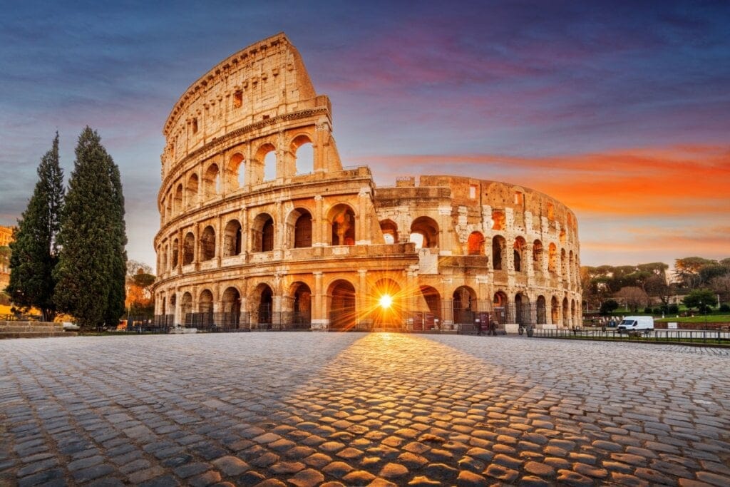 Coliseu ao pôr do sol em Roma
