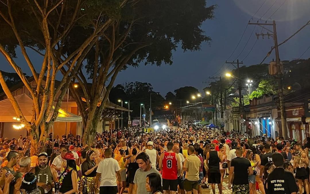Primeira noite de Carnaval leva centenas de foliões às ruas de Sabaúna, em Mogi das Cruzes