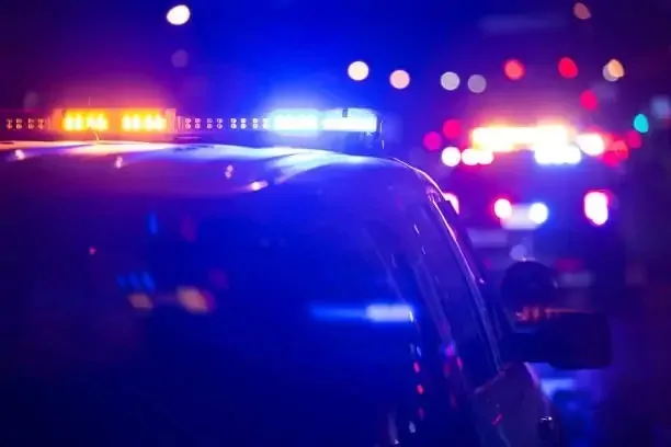 Moto conduzida por menor colide com carro e deixa adolescente ferida em Itaquá