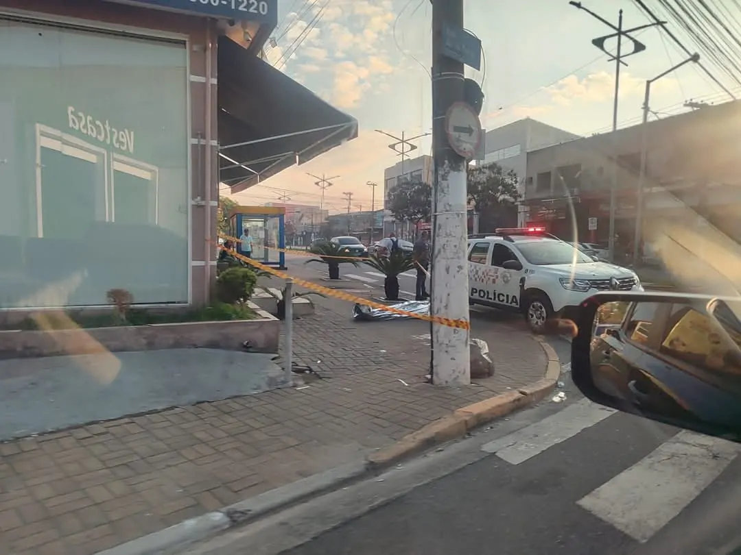 Homem é morto a tiros e população espanca agressor até a morte, em Poá