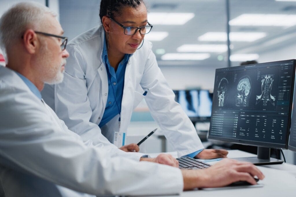 Médicos olhando um raio-x em um computador 