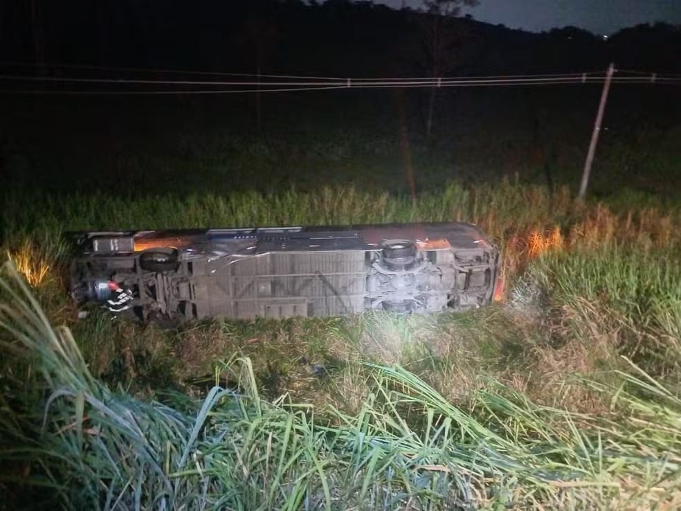 Ônibus de turismo cai em ribanceira na Dutra e deixa um adolescente morto e 26 feridos em SP