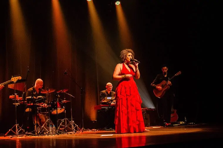 SESI Mogi recebe show gratuito em homenagem a Elis Regina