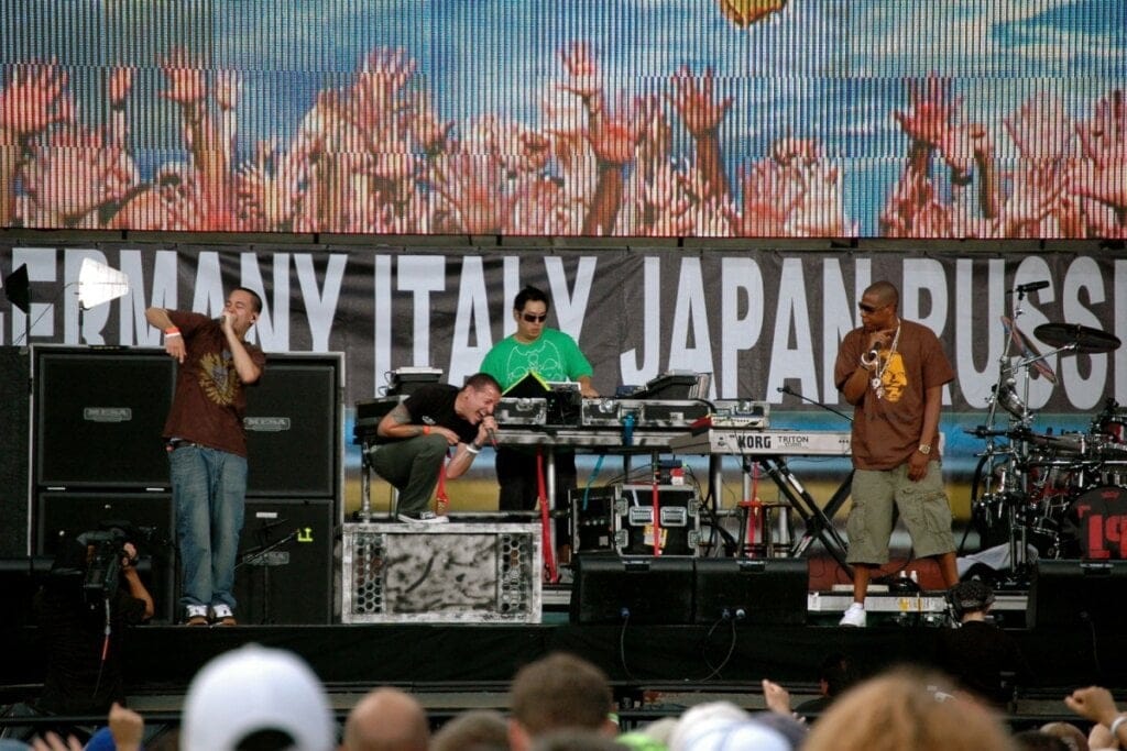 4 homens no palco fazendo show