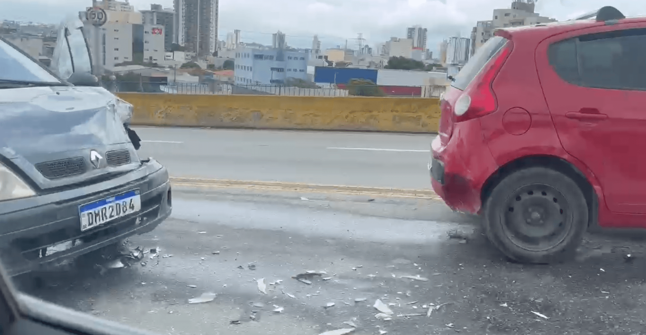 Dois acidentes são registrados no viaduto Leon Feffer, em Suzano, nesta sexta-feira (4)