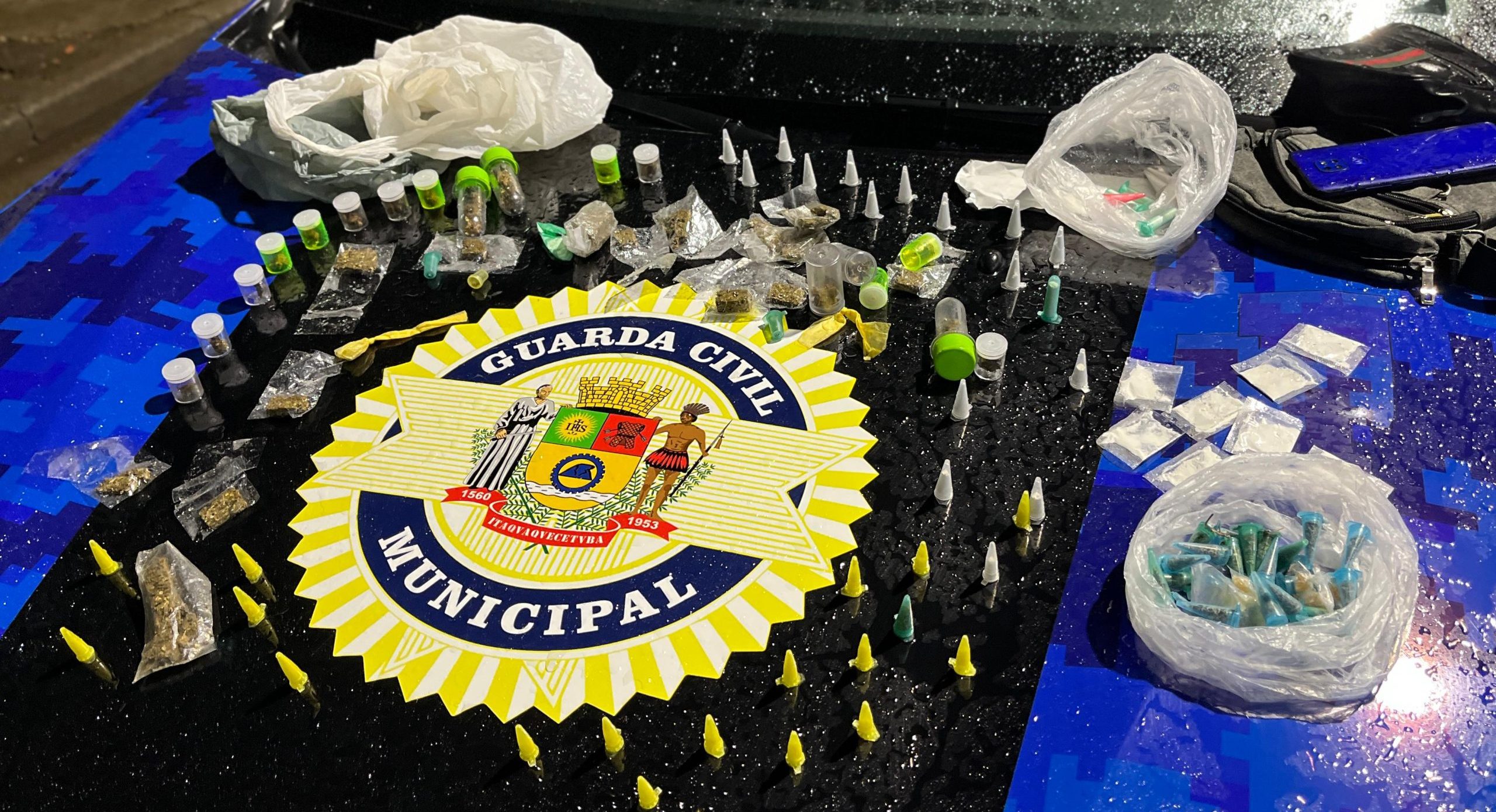 GCM de Itaquá apreende quase 1 mil porções de drogas em operação contra o tráfico