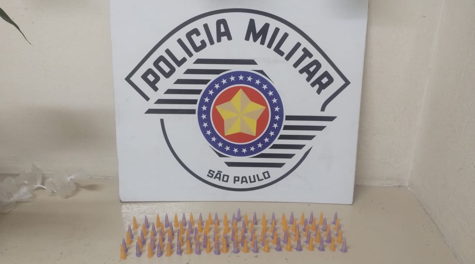 Homem tenta fugir da PM com cocaína escondida na manga da camiseta, mas é preso