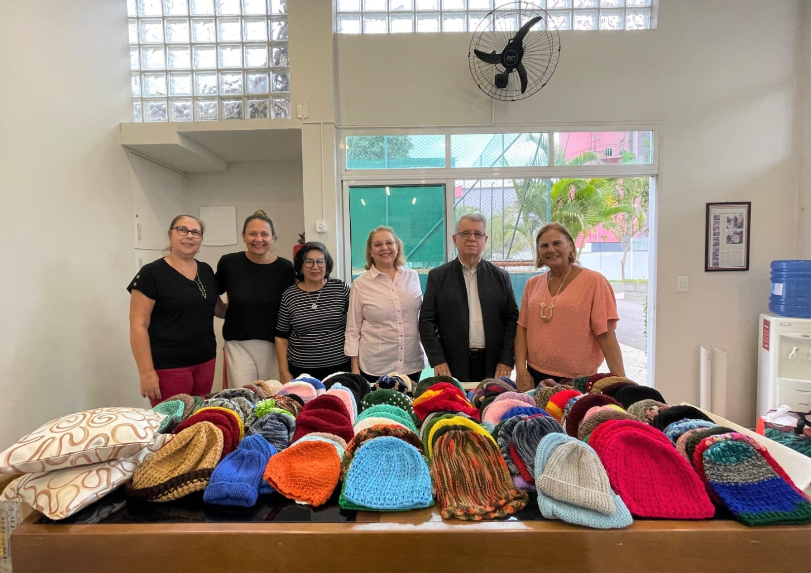 Apae de Mogi das Cruzes recebe doação de gorros e almofadas de tricô