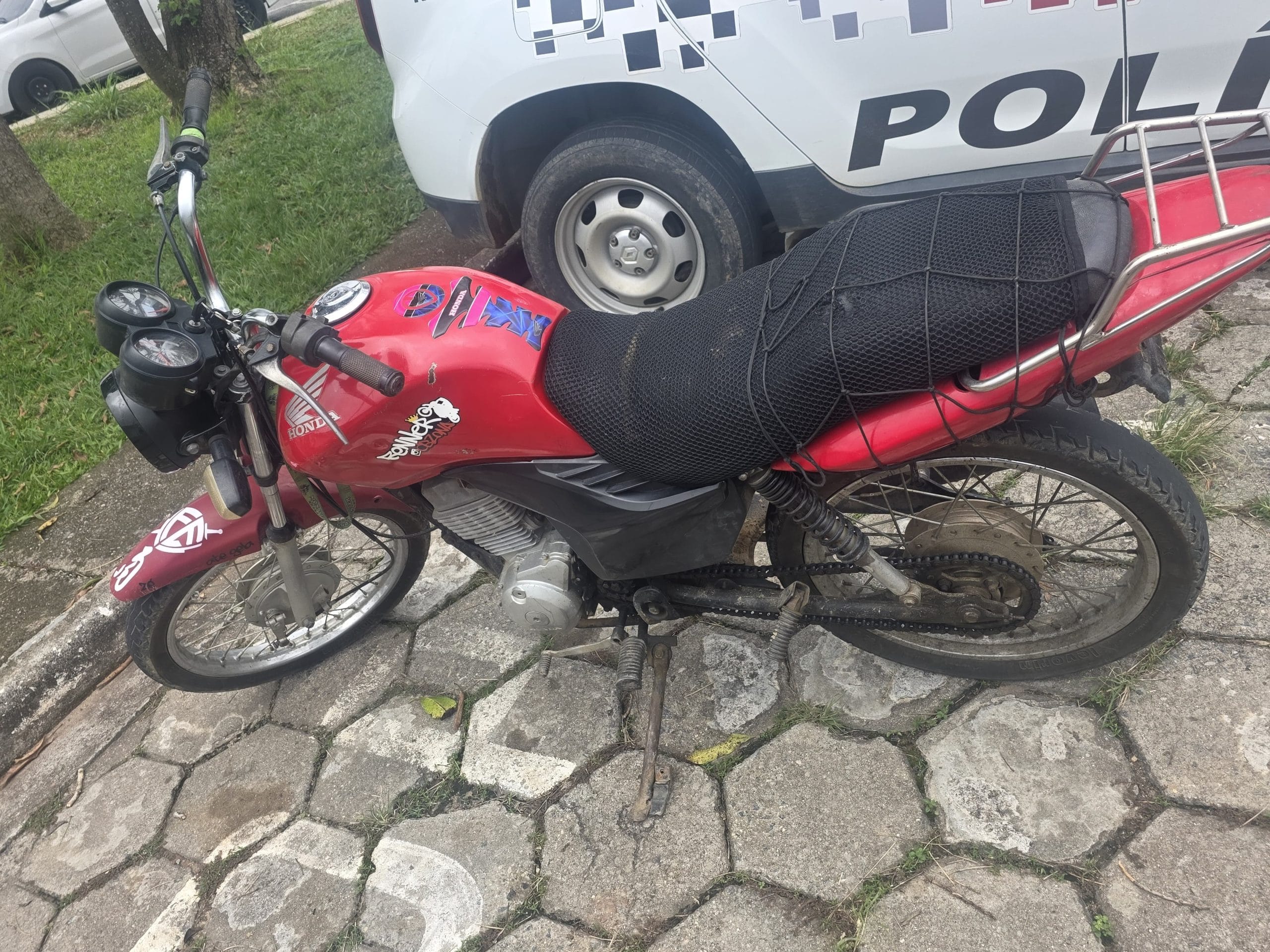 Homem sem CNH tenta fugir da PM em moto sem placa, mas acaba detido em Biritiba Mirim