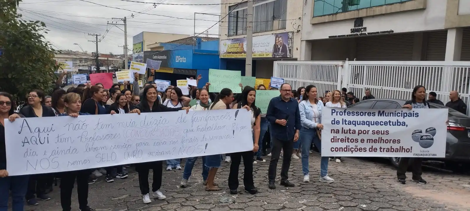 Professores de Itaquá realizam manifestação e pedem melhores condições de trabalho