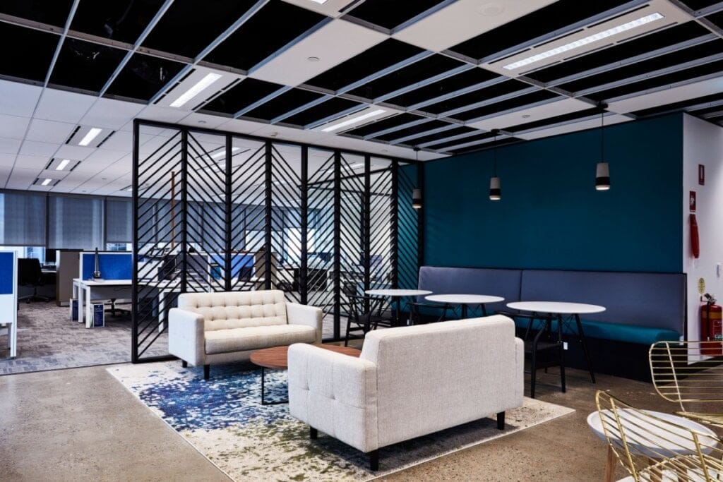 Escritório decorado com tons de azul e moveis brancos