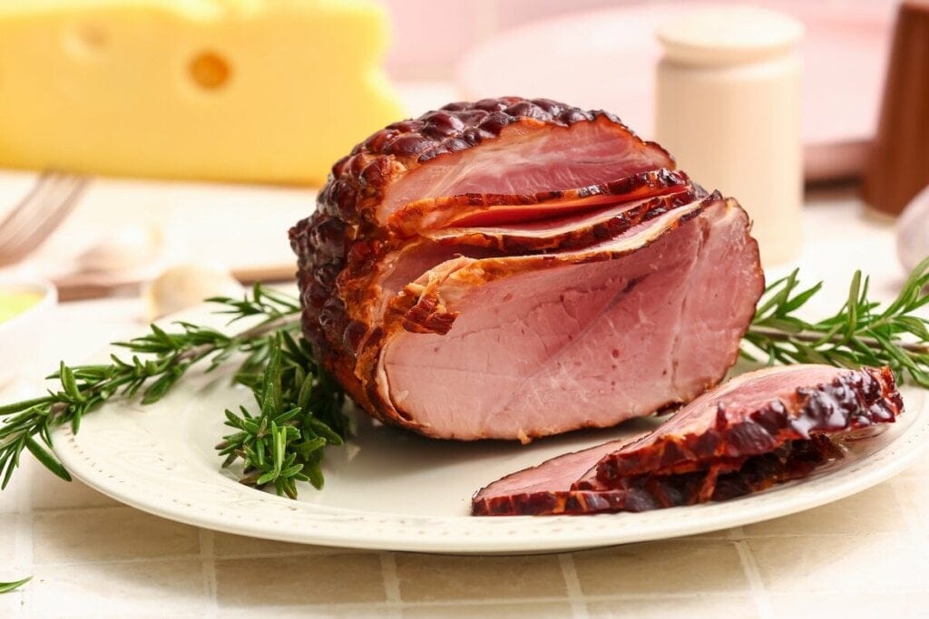 Picanha suína em cima de um prato branco