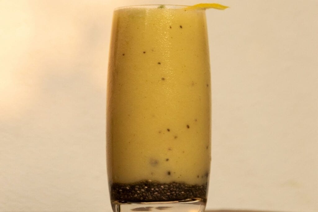 Copo de vidro com vitamina de manga com chia 