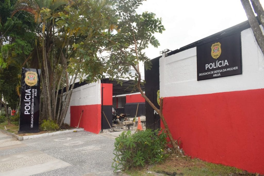 Homem é flagrado se masturbando em ponto de ônibus próximo à escola de Arujá