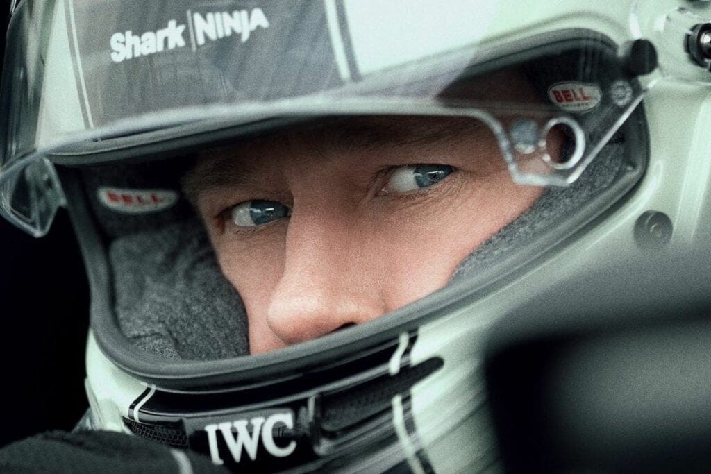 Brad Pitt usando um capacete de corrida na capa do filme "F1"