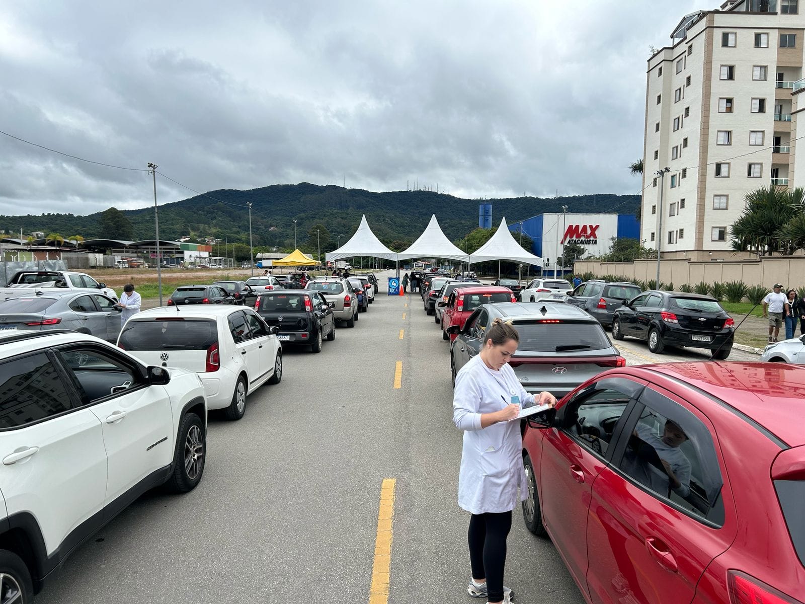 Mogianos formam fila na Avenida Cívica para vacinação contra a gripe