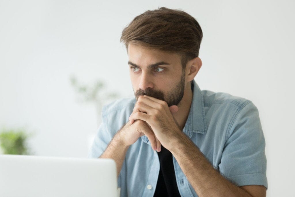 Homem com aparência preocupada