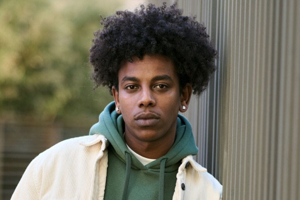 5 tendências de cortes para homens com cabelo cacheado 