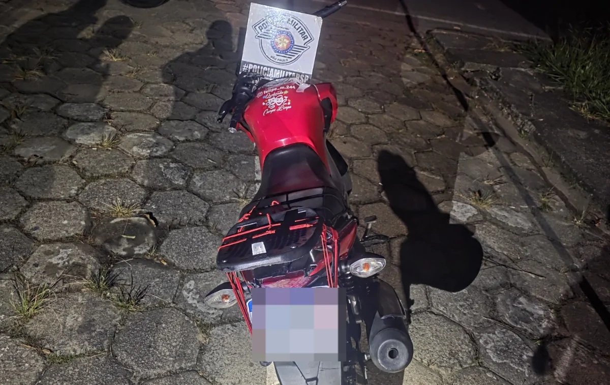 Homem é preso pela PM em Biritiba Mirim por adulterar placa de moto com fita isolante
