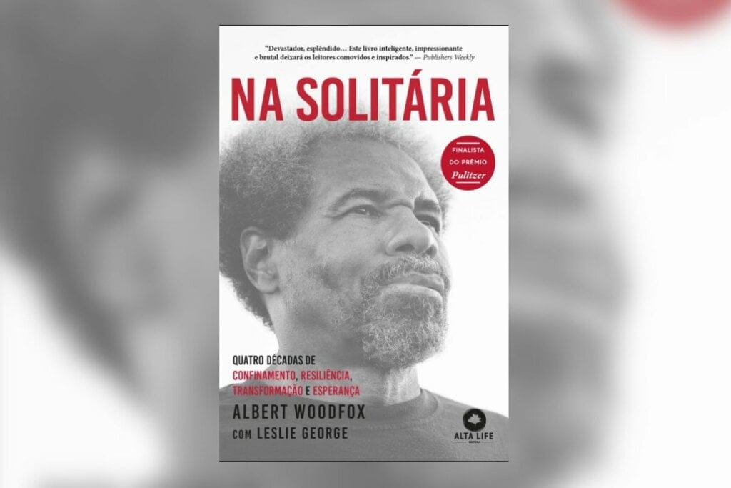 Capa de livro em preto e branco, com nome e título do livro em vermelho e imagem de homem me preto e branco