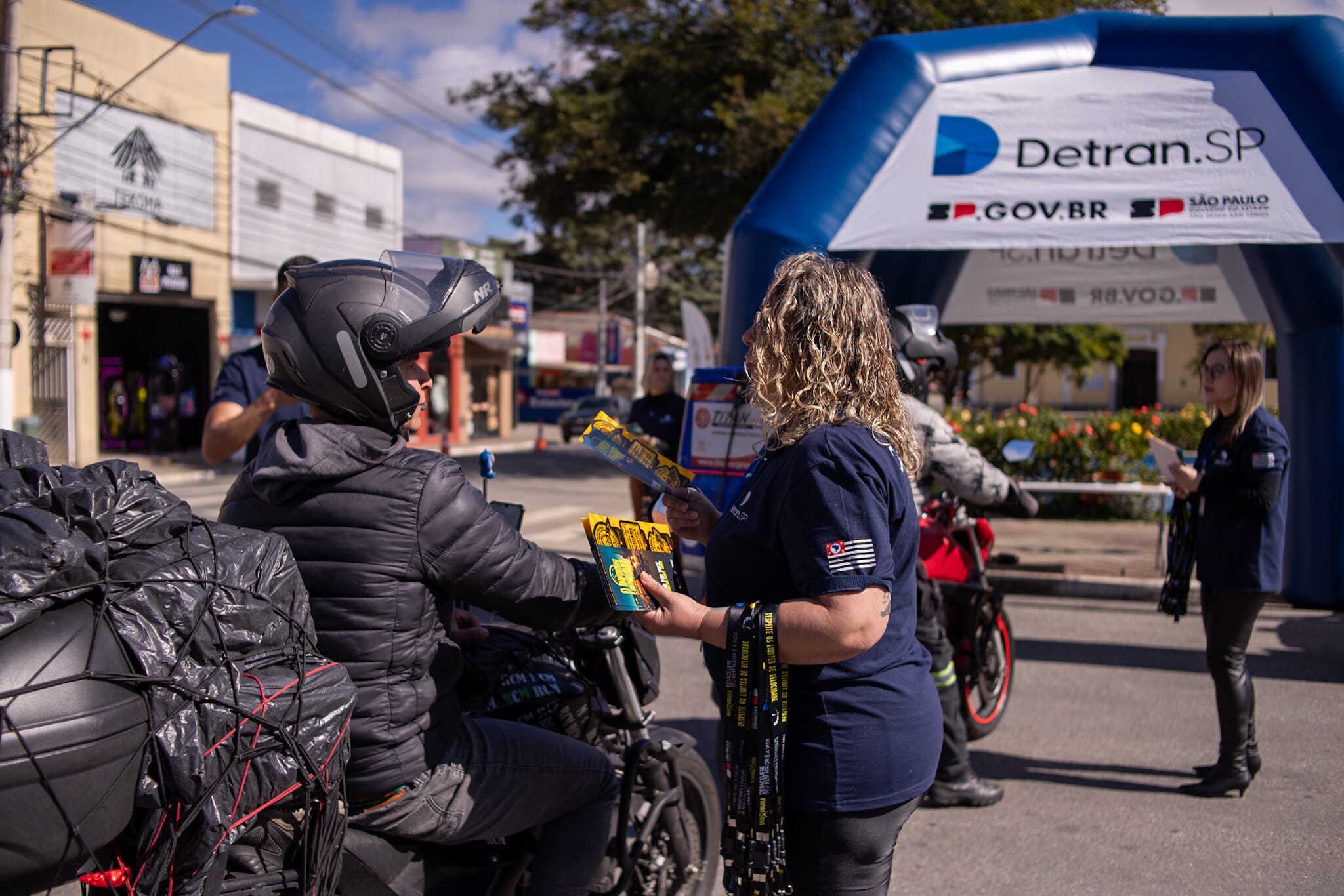 Detran-SP realiza ação de segurança com motociclistas em Guararema