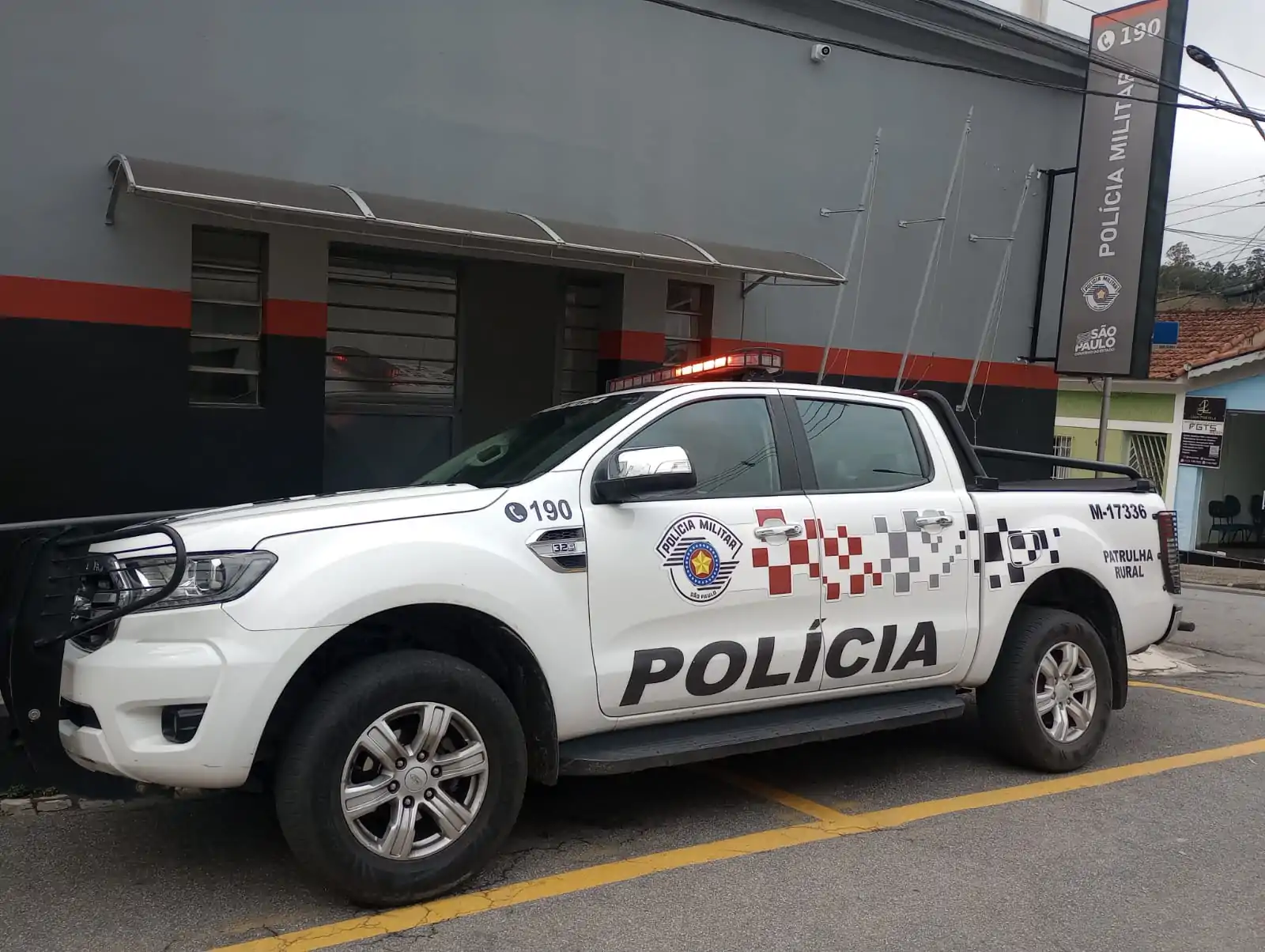 Homem é preso após esfaquear a companheira, em Salesópolis