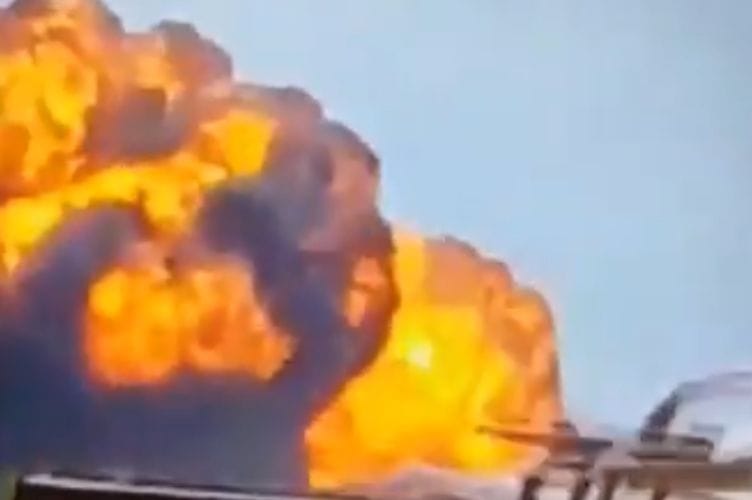 Avião rumo a Londres cai na Índia com 242 pessoas a bordo