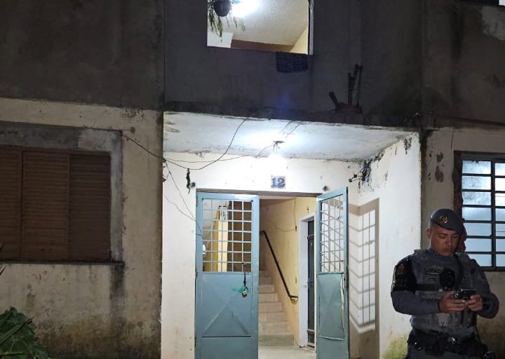 Suspeito ligado ao PCC é preso após manter mulher em cativeiro em Suzano, diz polícia