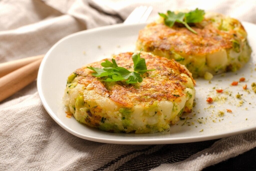 Duas costeletas de vegetais em um prato branco 