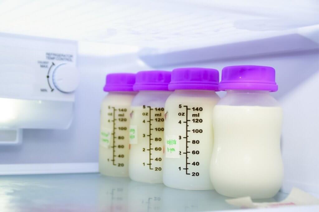 Leite materno em uma geladeira