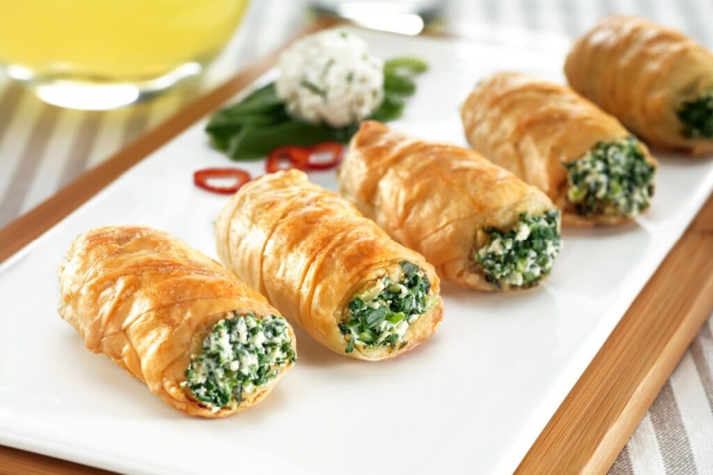 Cinco rolinhos folhados recheados com ora-pro-nóbis e queijo 