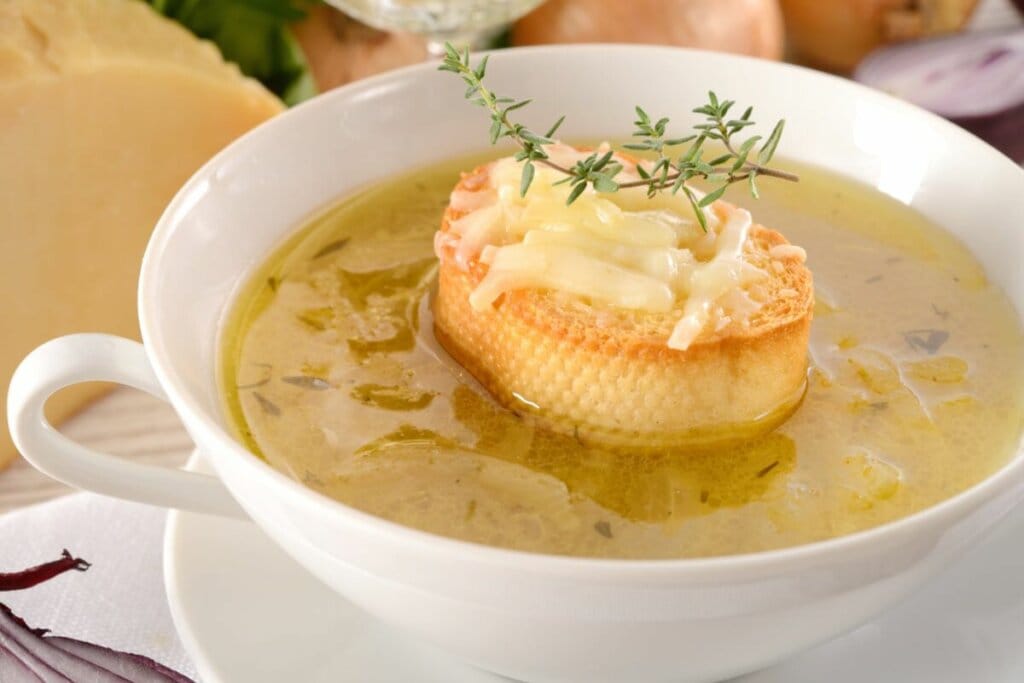 8 receitas de sopas e caldos fáceis para espantar o frio