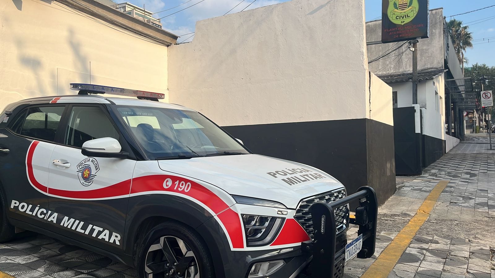 Após cerco, PM apreende carro furtado e moto usada em fuga em Suzano