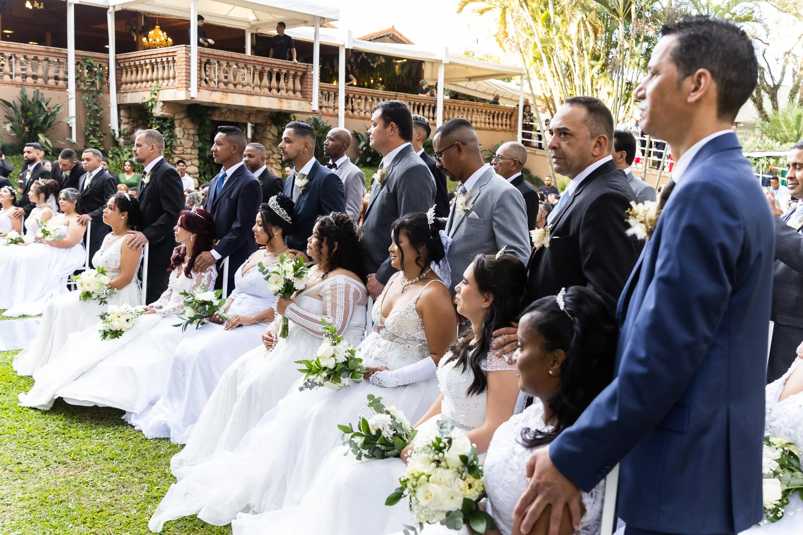 Casamento comunitário oficializa união de 28 casais em Arujá