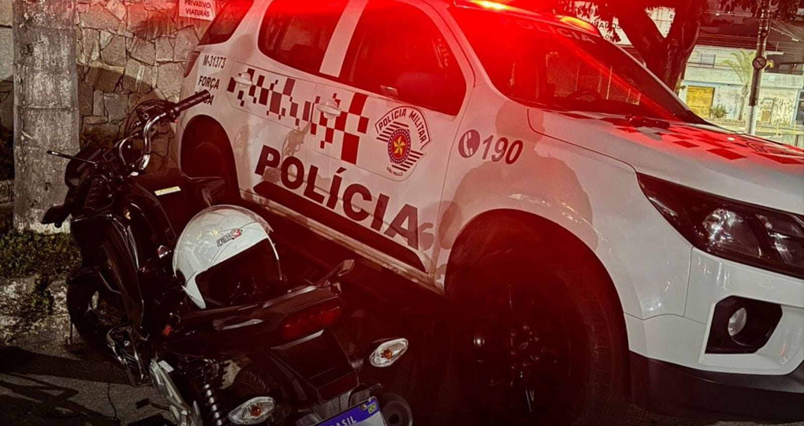 Polícia prende homem e apreende adolescente por roubo de motocicleta em Arujá