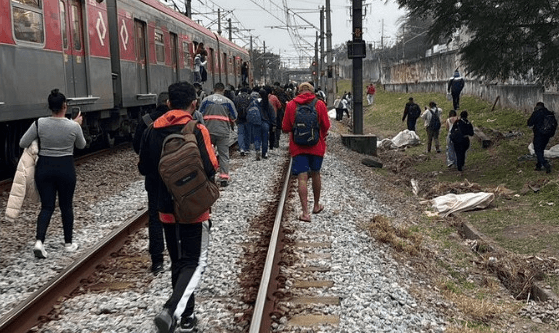 Falha em trem da CPTM faz passageiros andarem pelos trilhos na Linha 12-Safira