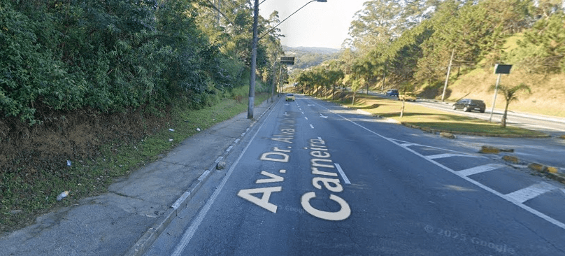Homem morre após perder o controle da moto e bater em poste em Mogi das Cruzes