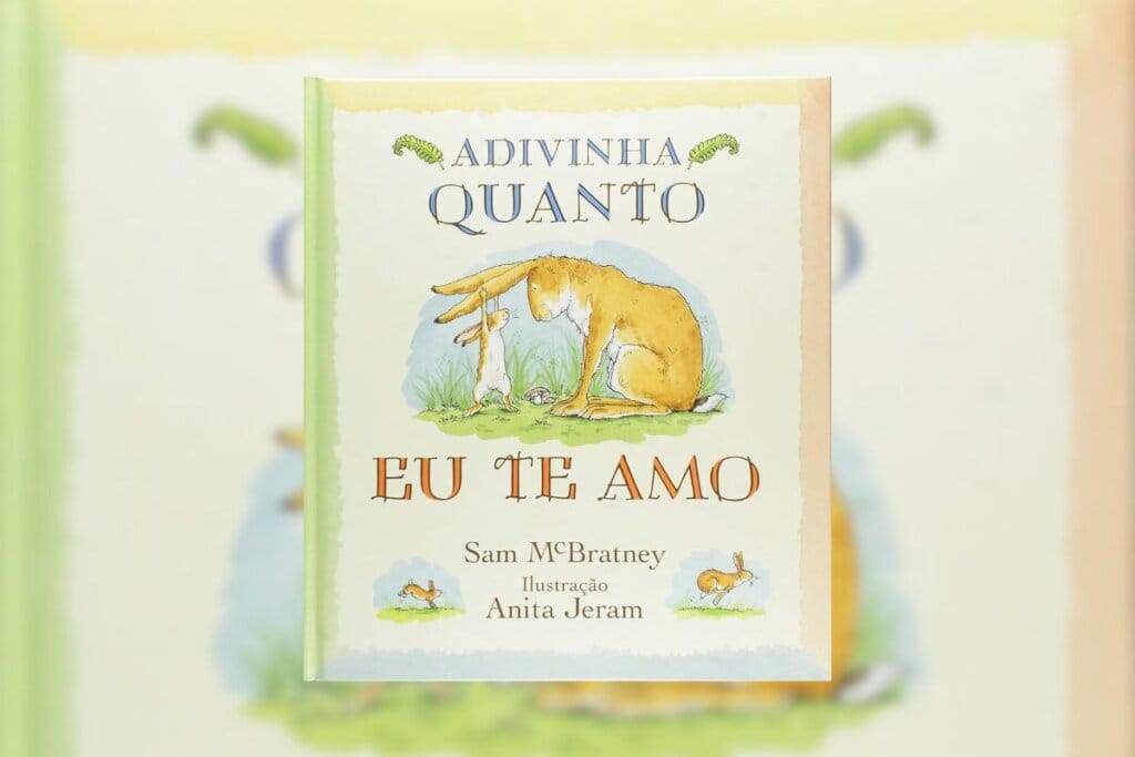 Capa do livro "Adivinha quanto eu te amo" com a ilustração de um coelho e um filhote de coelho
