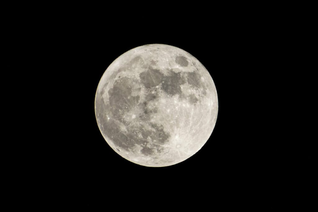 Aprenda rituais para aproveitar todas as fases da Lua