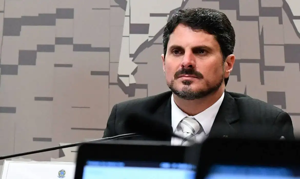 Marcos do Val volta dos EUA e é levado para colocar tornozeleira eletrônica