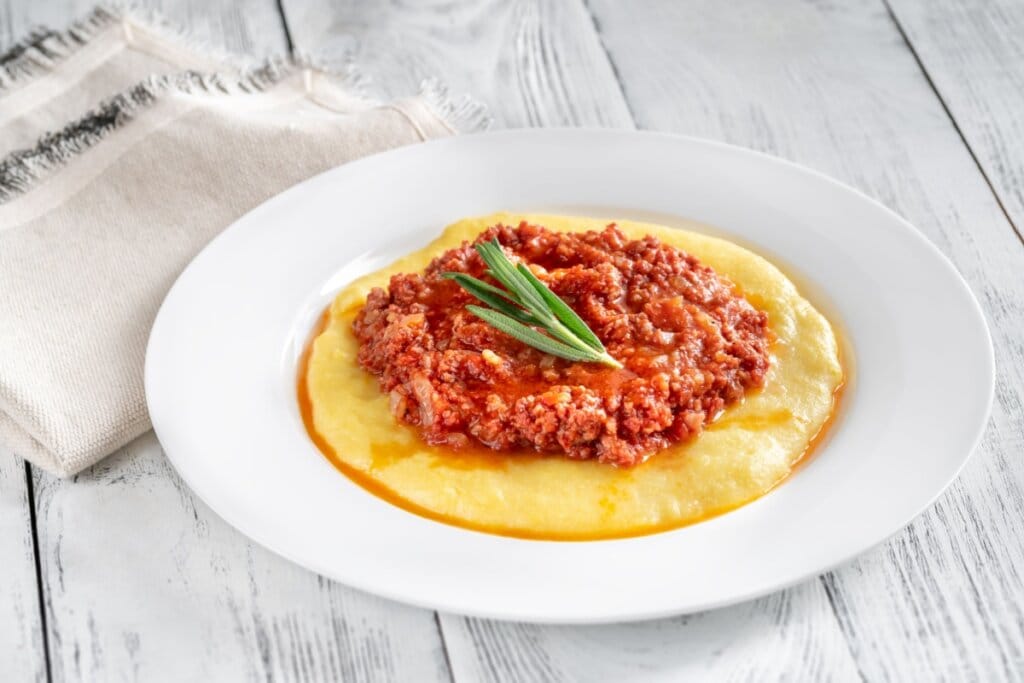 Polenta em prato branco com carne moída