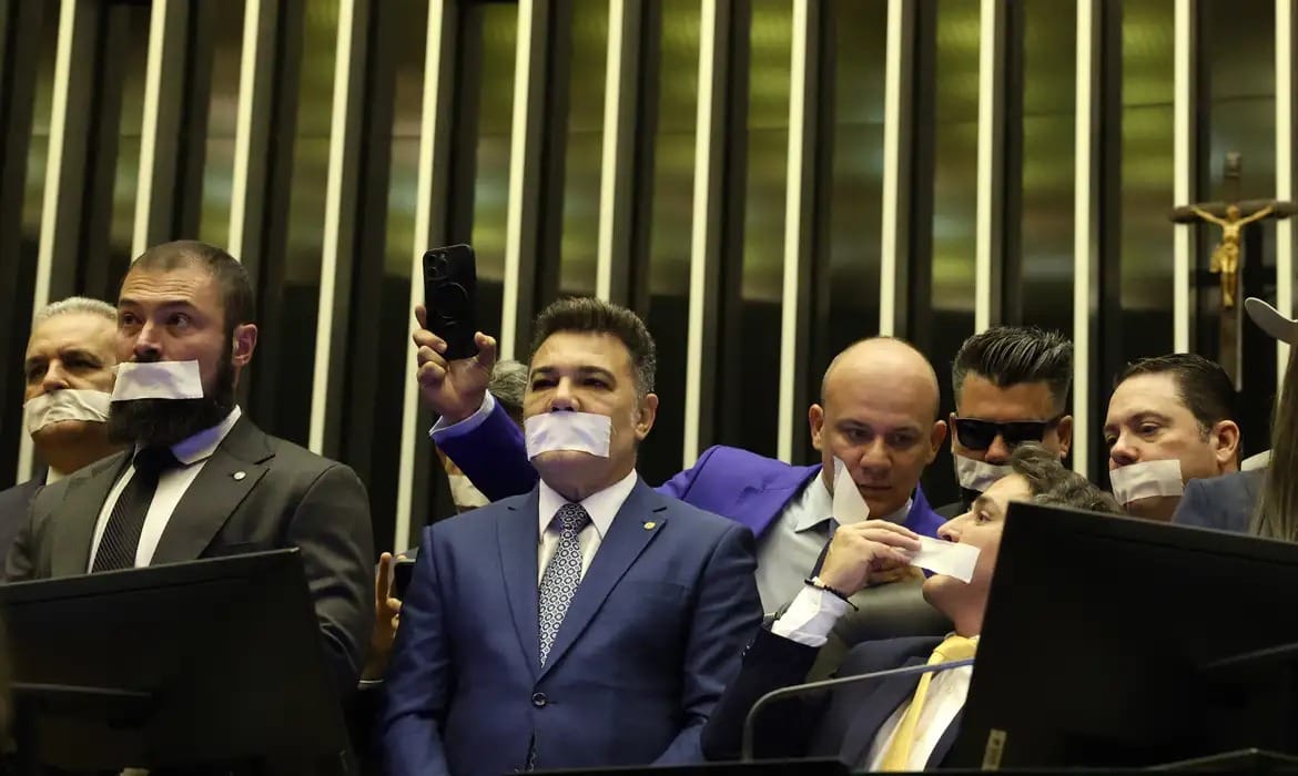 Aliados de Bolsonaro passam a noite nos plenários do Congresso para impedir trabalhos