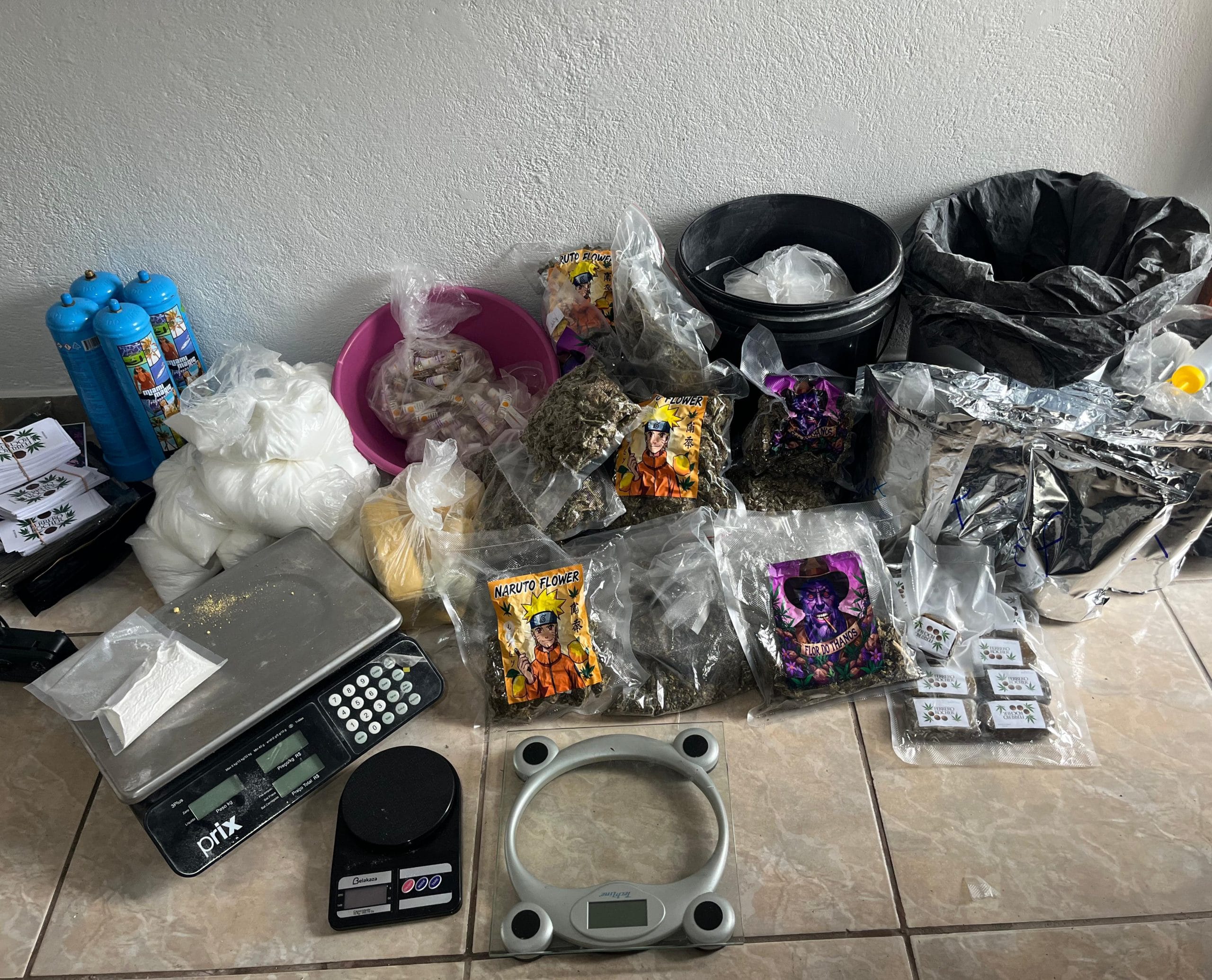 Polícia apreende drogas e materiais para entorpecentes dentro de residência em Suzano