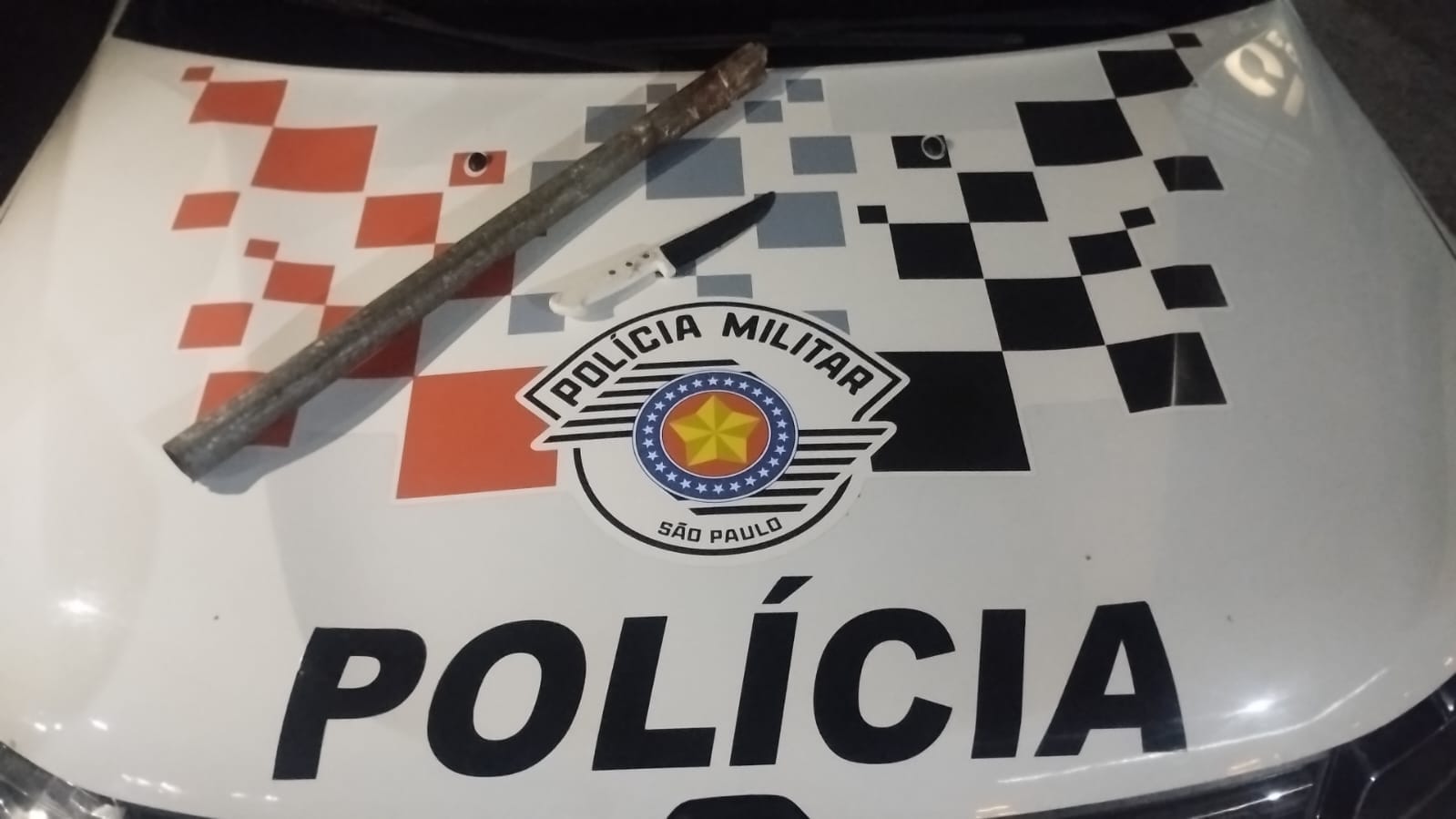 Homem é preso após ameaçar esposa e filhos com faca e barra de ferro em Arujá