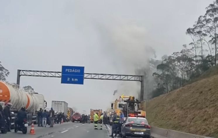 Caminhão pega fogo e interdita Rodoanel em São Paulo