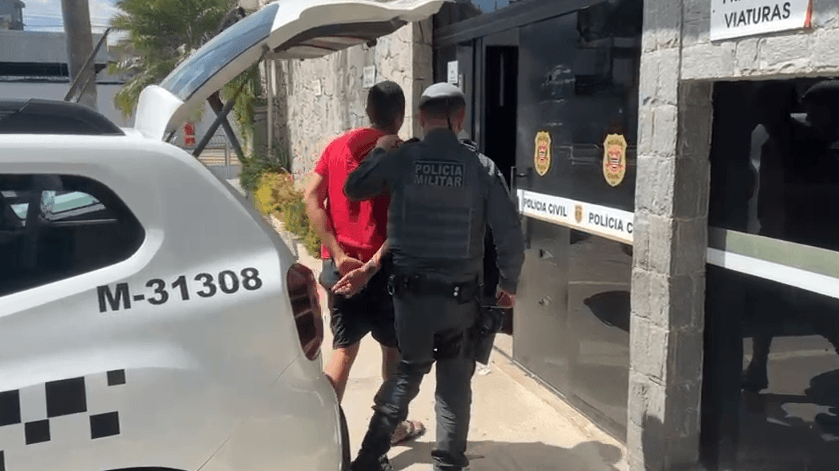Vídeo: Homem é encaminhado à delegacia de Arujá após denúncia de agressão contra companheira
