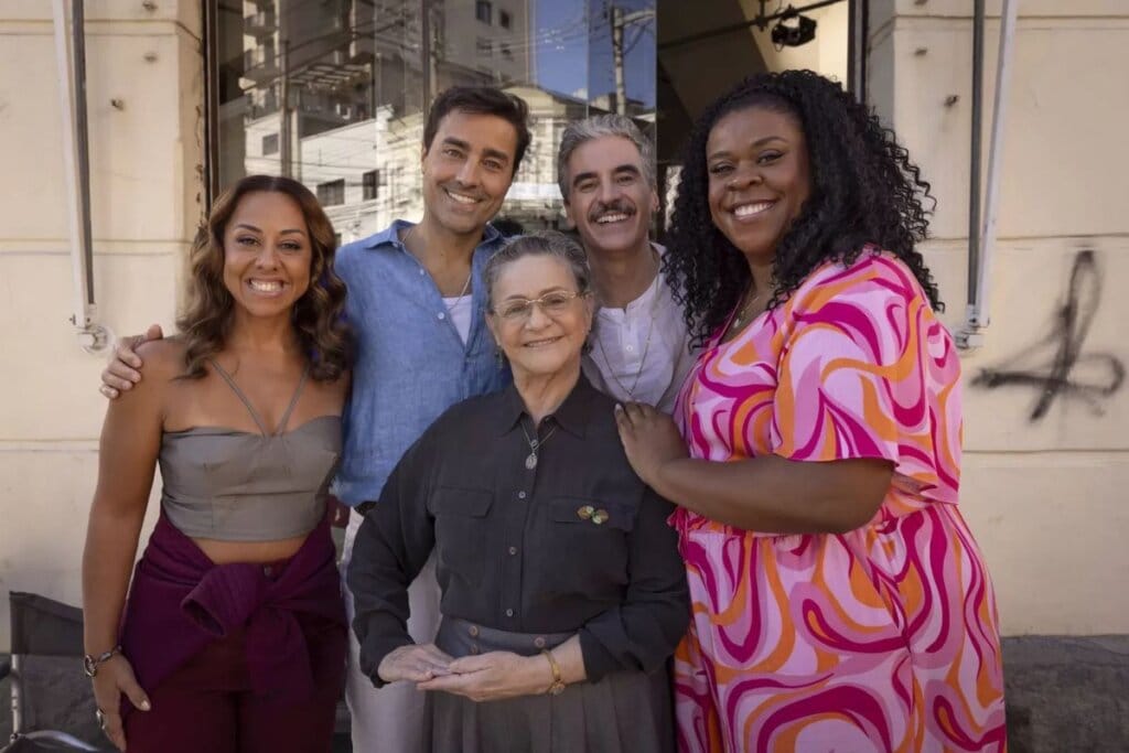 Atores de "A Sogra Perfeita 2" abraçados e sorrindo para foto