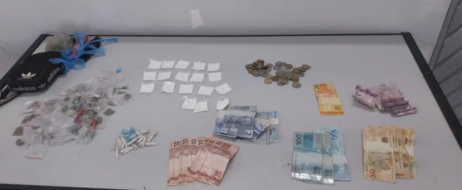 Dois homens são presos em ações contra o tráfico de drogas em Suzano