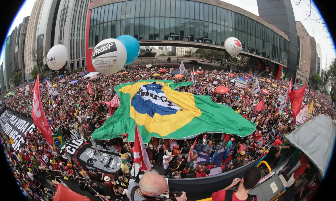 Veja como foram os protestos que levaram milhares às ruas contra a PEC da Blindagem e a anistia