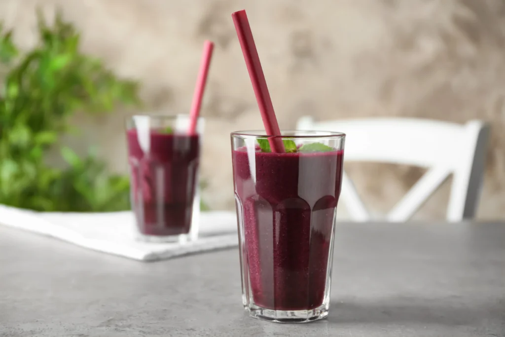 Copo de vidro com suco de açaí e guaraná
